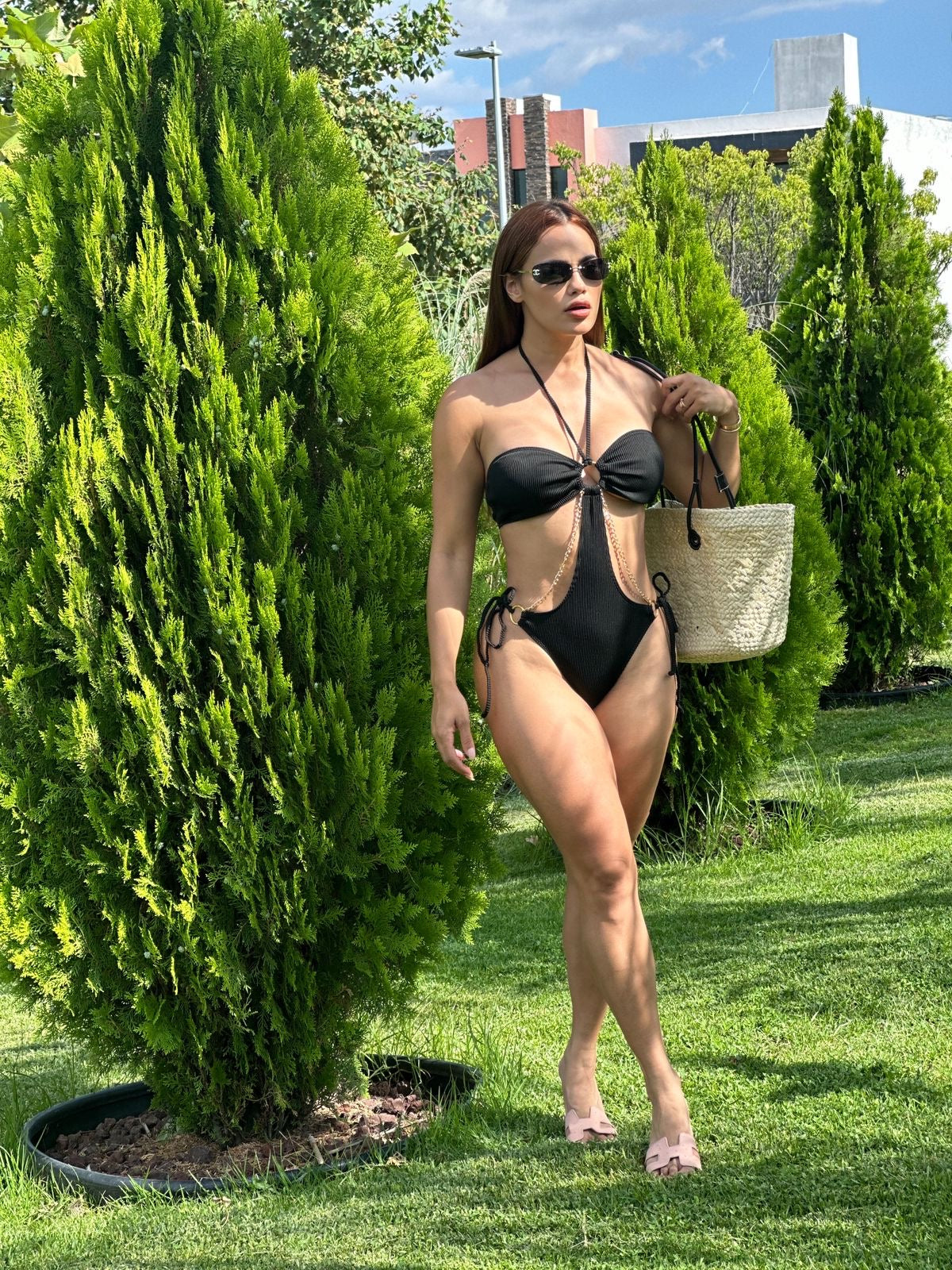 traje baño con cadenas